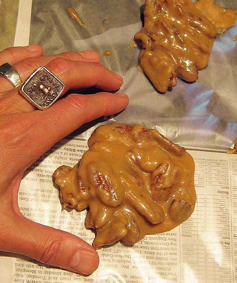 BEST PRALINE Recipe (Easy and Delicious!) On the Planet... Louisiana Pralines Recipe, Recipe With Evaporated Milk, Pecan Praline Recipe, Pecans Recipes, Praline Candy, Candied Pecans Recipe, Praline Recipe, Easy Candy Recipes, Pecan Praline