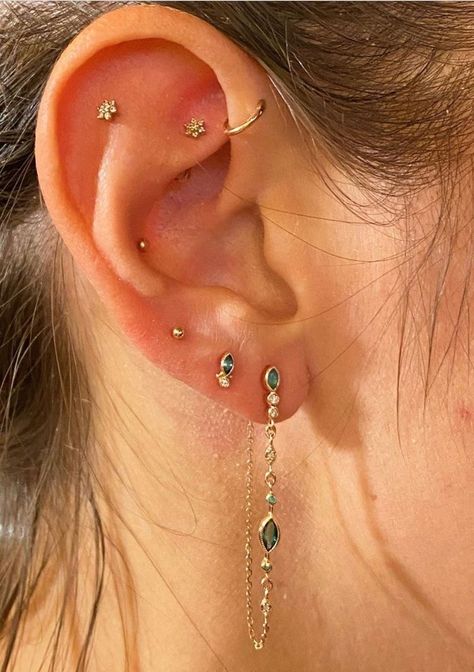 Earring Inspo Minimalist, Aesthetic Ear Stack, Piercing Inspo Ear Minimalist, Piecings Ear Ideas, Piercings Curated, Piercings Constellation, Earring Curated, Curated Ear Piercing Ideas, Minimalist Ear Piercings Ideas