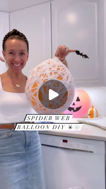 Shannon Doherty, Deco Halloween, Halloween Balloons, Diy Balloon Decorations, Balloon Pop, Love Halloween, Balloon Diy, White Bodysuit, Fun Ideas