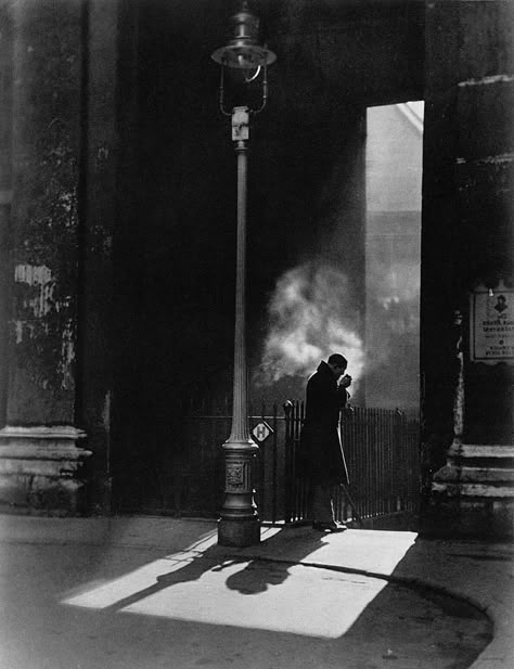 Unknown Photographer. London, 1930s 1920s Noir, Religious Horror, Ransom Letter, Sea Core, Gem Oc, School Boyfriend, Film Noir Photography, Noir Detective, Detective Aesthetic