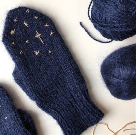 Knit Winter Accessories, Winter Crafts Aesthetic, Knitted Socks Aesthetic, Arm Warmers Outfit, Crocheted Mittens, Mitten Pattern, Knitted Mittens, Crochet Mittens, 자수 디자인