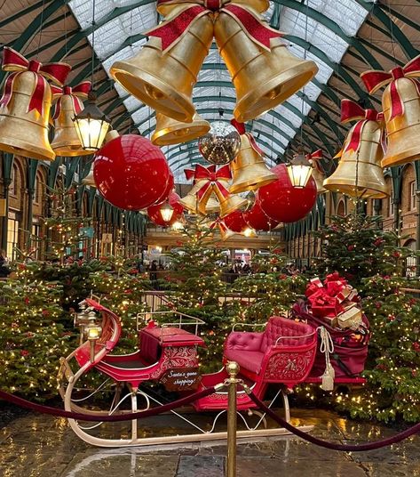 Christmas in Covent Garden | Covent Garden London Vacation Outfits, London Day Trips, London In Winter, Where To Stay In London, Christmas Shop Window, Indoor Christmas Decor, London At Night, Christmas Decor Idea, Wanna Build A Snowman