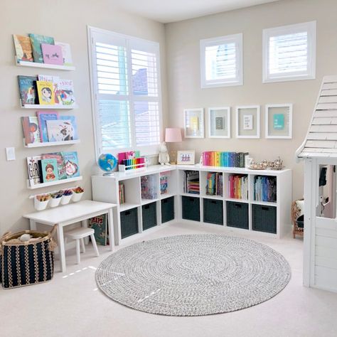 Love how organized this playroom is! #Kidsroom Ideas Cuarto, Bilik Permainan, Ideas Habitaciones, Basement Playroom, Toddler Playroom, Playroom Design, Playroom Organization, Playroom Ideas, Kid Room