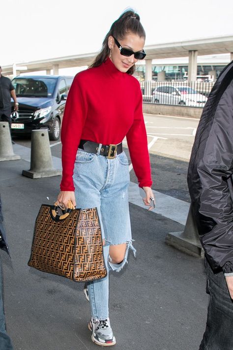 Everyone's Ditching Their Cat-Eye Sunglasses for This Shape via @WhoWhatWearUK Rectangular Sunglasses Outfit, Celebrity Inspired Outfits, Bella Hadid Street Style, Sunglasses Outfit, Lady Like, It Bag, Gisele Bundchen, Jane Birkin, Trending Sunglasses