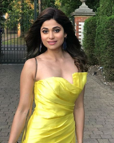 Samita Shetty, Silpa Shetty, Bollywood Theme Party Outfit For Women, Bollywood Theme Party Outfit, Party Outfit For Women, Bollywood Theme Party, Malavika Sharma, New Bollywood Movies, Shamita Shetty