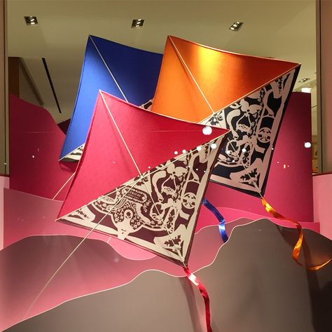 HERMES, Sydney, New South Wales, Australia, “Playing with silk scarfs... Kite flying anyone?”, photo by Studio Chen Lu, pinned by Ton van der Veer Hermes Pop Up, Hermes Exhibition, Hermes Installation, Hermes Flagship Store, Scarf Display, Kite Installation, Silk Scarfs, Window Display Design, Kite Flying