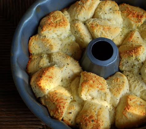 Parmesan Pull Apart Bread, Puff Bread, Grands Biscuits, Bundt Pan Recipes, Pull Apart Garlic Bread, Pull Apart Bread, Pan Recipes, Garlic Parmesan, Pull Apart