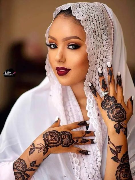 Henna Black Women, Somali Henna, Henna Makeup, Hausa Bride, Wedding Henna Designs, Gorgeous Bridal Makeup, Henna Inspired Tattoos, Henna Tattoo Designs Hand, African Wedding Attire