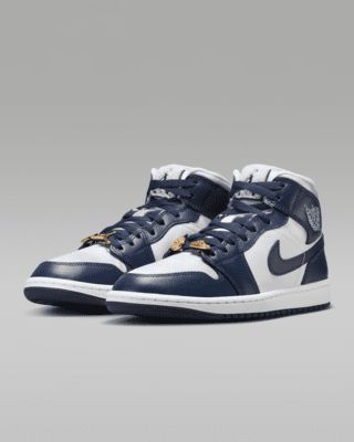 This special edition AJ1 is all about varsity and versatility. Smooth leather, shiny satin and a chenille tongue patch set you up with a premium look. And MJ's collegiate colors? Well, they complement so many of your future 'fits. Shown: Football Grey/White/Gym Red/Midnight Navy Style: FZ8777-044 White Gym, Air Jordan 1 Mid Se, Navy Style, Navy Fashion, Air Jordan 1 Mid, Jordan 1 Mid, Midnight Navy, Air Jordan 1, Jordan 1