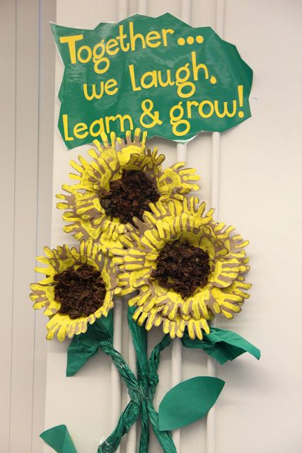 love this idea---each student printed their hands--the teacher put it together and put it in the classroom.  A good 'class family' activity. Sunflower Display Classroom, Handprint Classroom Display, When We Learn We Grow Bulletin Board, Handprint Sunflower, Sunflower Bulletin Board, Sunflower Classroom, Class Family, Spring Bulletin, Sunflower Theme