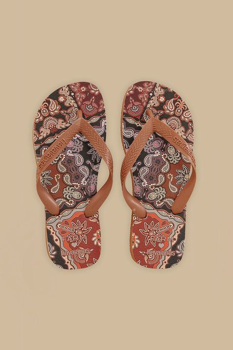 Feeling free, looking good: two Brazilian brands you love are together to make your sunny season even more colorful! The new FARM Rio <3 Havaianas flip-flops collection brings our fave prints then you can create sun-filled looks from head to toe (or vice versa!). It’s time to kick boredom out of your way, baby! Brown Scarf, Sunny Season, Brown Scarves, Havaianas Flip Flops, New Farm, Farm Rio, Stocking Stuffers, Flip Flops, New Arrivals