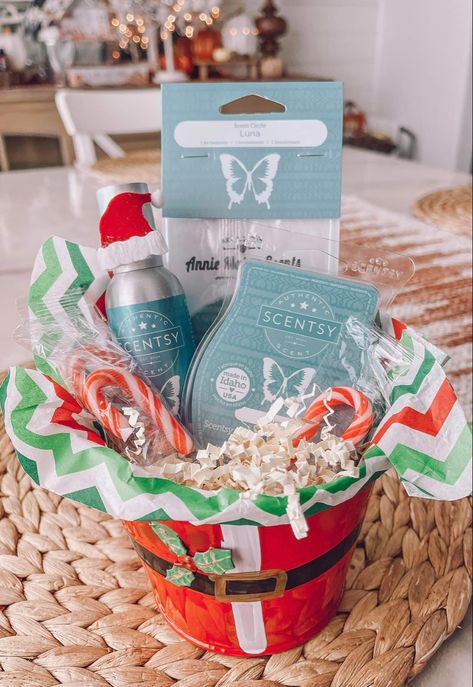 Scentsy Samples Ideas, Scentsy Christmas Basket Ideas, Scentsy Stocking Stuffers 2023, Scentsy Christmas Gifts, Scentsy Gifts, Scentsy Gift Bags, Scentsy Booth Display Ideas, Christmas Bundle Gift Ideas, Scentsy Basket Ideas