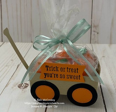 Halloween Week Four - Day 6 - Easy Pumpkin Candy Corn Wagon Halloween Treat Holders, Christmas Treats Holders, Scary Cute, Pumpkin Candy Corn, Halloween Week, Easy Fall Crafts, Appreciation Cards, Pumpkin Candy, Treat Holder