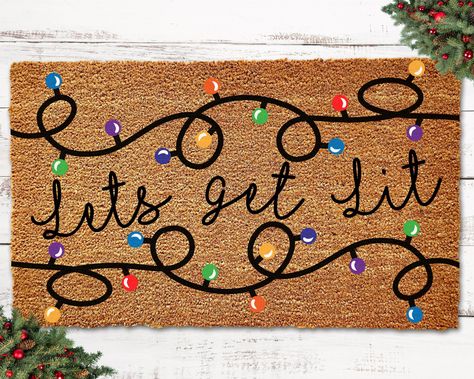 Lets Get Lit- Funny Christmas Doormat! This is the perfect fun Christmas Holiday Decor and/or Gift! UV Printed Coir doormat For longevity, keep out of harsh weather conditions, and direct sunlight. Welcome Mat Ideas Funny, Diy Doormat Stencil, Funny Christmas Door Mats, Funny Christmas Door Mat, Funny Christmas Front Door Signs, Christmas Coir Doormat, Christmas Door Mat Ideas Diy, Holiday Doormat Diy, Funny Christmas Doormat