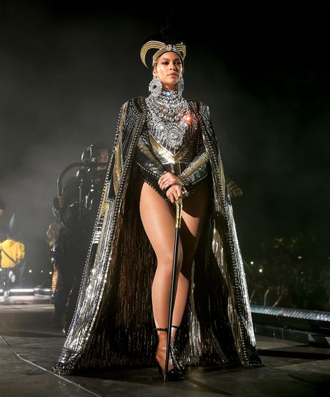 How Balmain Designed Beyoncé's Legendary Coachella Costumes #refinery29 Beyonce Style Outfits, Beyonce Street Style, Beyonce Costume, Beyonce Photoshoot, Coachella Celebrities, Beyoncé Concert, Beyonce Makeup, Beyonce Body, Beyonce Concert Outfit