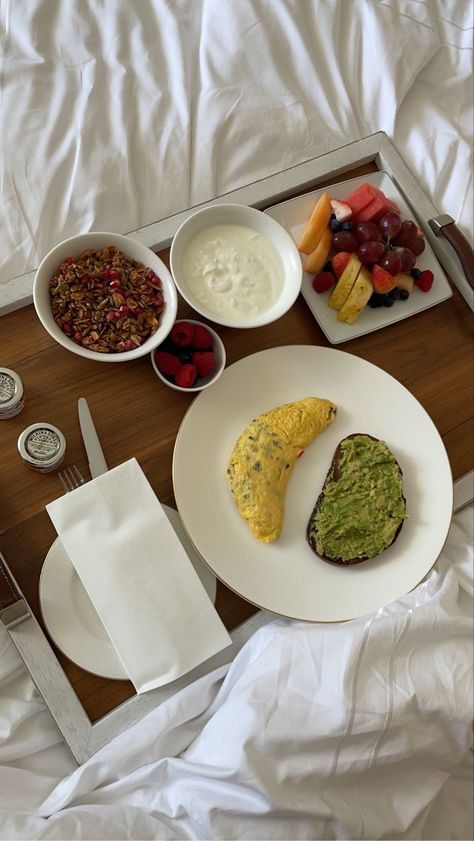 Luxury Bed And Breakfast, Breakfast Hotel Aesthetic, Breakfast In Hotel, Luxury Hotel Breakfast, Fancy Hotel Breakfast, Room Service Breakfast, Hotel Breakfast In Bed Aesthetic, Resort Aesthetic, Num Nom