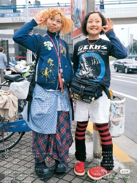 90s Japanese Street Fashion, 90s Harajuku, Mode Harajuku, Harajuku Street Fashion, Fruits Magazine, Japan Fashion Street, Japanese Magazine, 일본 패션, Harajuku Fashion Street