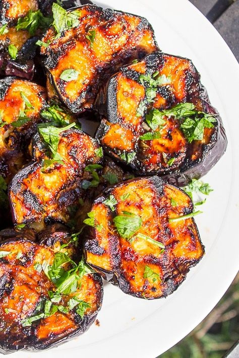 Eggplant lovers will rave about this grilled eggplant recipe with a sweet and tangy glaze. The beautiful bold colors make this an impressive side dish for any BBQ or picnic. #grilledeggplantrecipes Bbq Eggplant Recipes, Vegetarian Bbq Ideas Grill, Bbq Eggplant, Smoked Sides, Grilled Eggplant Recipes, Rosh Hashanah Menu, Aubergine Recipe, Vegetarian Bbq, Eggplant Recipe