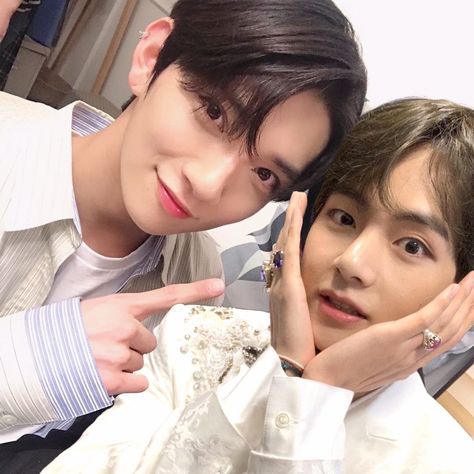 세븐틴(SEVENTEEN) ➐ on Twitter: "[17’S JOSHUA] me and the bestie!… " Bahasa Jepun, Hong Jisoo, Baby Pink Aesthetic, Joshua Seventeen, Joshua Hong, Going Seventeen, Seventeen Album, First Love Bts, Foto Bts