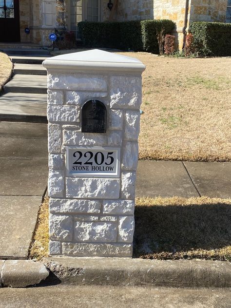 Stone mailbox Stone Mailbox Ideas, Mailbox Brick, Entrance Pillars, Stone Mailbox, Brick Mailbox, Home Mailboxes, Mailbox Landscaping, House Entry, Mailbox Ideas