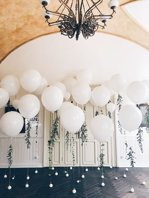 Ballon Wedding Decor, Balloons At Wedding, Wedding Ballons Decoration Ideas, Wedding Reception Balloons, White Balloon Decor, Balloon Wall Backdrop, Wedding Balloon Decorations, 60 Wedding Anniversary, Elegant Baby Shower