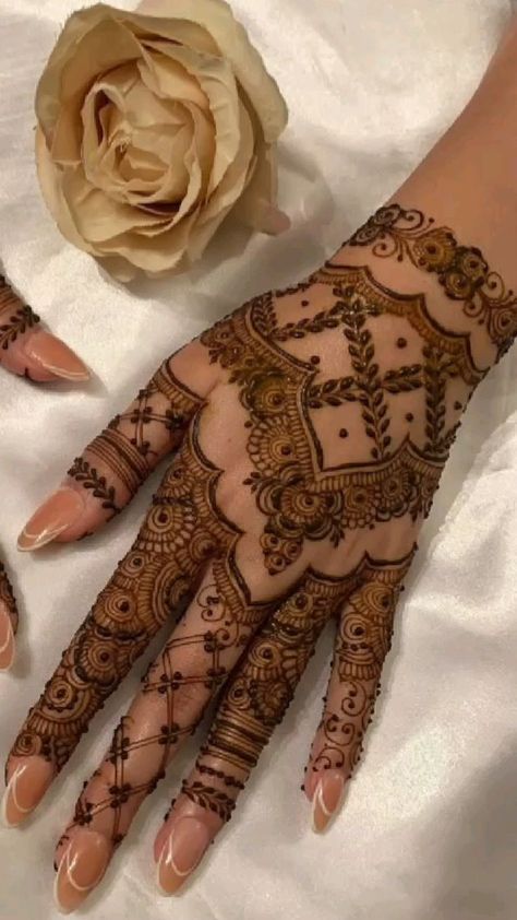 Brides Mehndi, Design Mehendi, Henna Tattoo Design, Henna Flower Designs, Henna Designs Back, Mehndi Bridal, Cute Henna Designs, Henna Flower, Tattoo Designs Hand