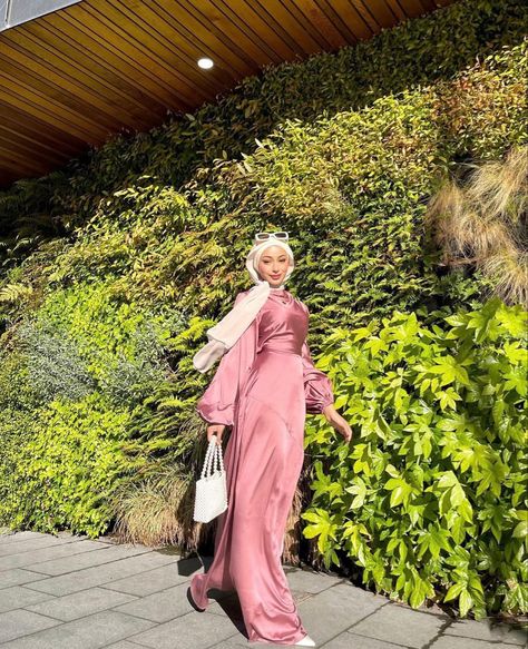 Pink Hijabi Dresses, Hijabi Wedding Dress Guest, Pink Eid Outfit, Graduation Outfit Ideas Modest, Halal Prom Dresses, Pink Hijabi Outfits, Eid Inspo Outfits, Hijab Graduation Outfit, Hijabi Wedding Guest Outfit