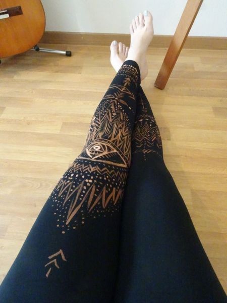 Boho Leggings hand painted bleached Bleach Painting, Black Leggins, Boho Leggings, Earthy Outfits, Bleach Art, Denim Crafts, Leggings Design, Upcycle Clothes, Cute Casual Outfits