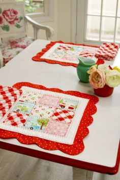 Make these easy Scalloped Nine Patch Retro Style Placemats and matching napkins with cute Glamperlicious fabrics and this free tutorial and pattern! Sewing Classes For Beginners, Scrap Fabric Crafts, Nine Patch, Sewing Stitches, Sewing Lessons, Mini Quilts, Sewing Projects For Beginners, Easy Sewing Projects, Place Mats