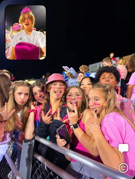 Be Real Photo Ideas, Softmore Year, Be Real Aesthetic, Pink Football Game, Bereal Poses Ideas, School Pics With Friends, Be Real App, High School Vibes, Bereal Ideas