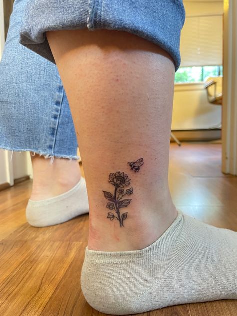 Ankle Bee Tattoo, Bee Ankle Tattoo, Bee And Sunflower Tattoo, Tattoo Dainty, Nova Tattoo, Sunflower And Bee, Honey Bee Tattoo, Bumble Bee Tattoo, Dope Tattoos For Women