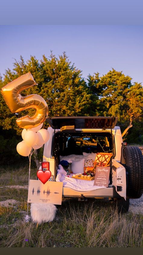 5 Year Anniversary Date Ideas, Trunk Picnic Date, Picnic Anniversary Ideas, Picnic Anniversary, Jeep Photoshoot, Truck Bed Date, Romantic Date Night Ideas, Relationship Stuff, 5 Year Anniversary