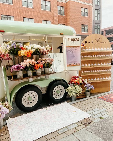 Flower Shop Stands, Flower Truck Wedding, Flowers Truck Ideas, Flower Vendor Cart, Diy Bouquet Stand, Flower Arrangement Station, Coffee And Flower Truck, Flowers Shop Ideas, Flower Trailer Business