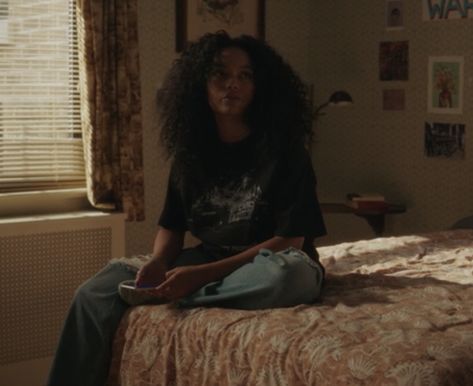 Zoya's grungy stay-at-home fit: Dorcas Meadowes, Gossip Girl Reboot, Character Aesthetic, Gossip Girl, Short Film, Hair Inspo, Pretty People, Hair Inspiration, A Woman