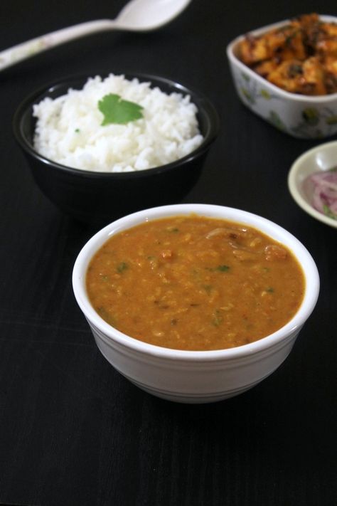 Toor dal recipe or arhar ki dal – split pigeon peas are cooked Punjabi style. Boiled tuvar dal is cooked with onion, tomato and spices and topped with butter. Toor Dal Recipe, Indian Beans, Pappu Recipe, Indian Food Vegetarian, Vegan Indian Food, Punjabi Recipes, Dal Recipes, Toor Dal, Vegan Indian Recipes