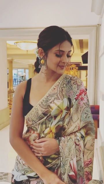 Jennifer Winget In Saree, Saree Images, Saree Black, Dress Saree, Indian Wedding Fashion, Floral Saree, Black Hair Color, Jennifer Winget, Dress Indian Style