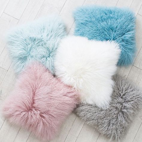 Fluffy Cushions, Bedroom Decor For Teen Girls, Bantal Sofa, Christmas Room Decor, Girl Bedroom Designs, Cute Room Ideas, Teen Bedroom Decor, Christmas Room, Cute Pillows