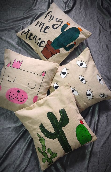 Fabric Paint Pillows Covers, Handpainted Pillow Cover, Cushion Covers Painting Ideas, Paint Pillow Cover Diy, Cushion Cover Designs Painting, Pillow Cover Painting Ideas, Coushin Covers Design, Pillow Cover Designs Ideas Painting, Hand Painted Pillow Covers