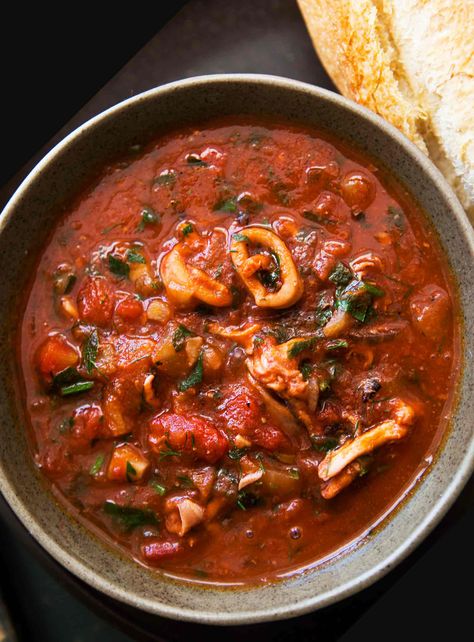 Calamari Tomato Stew! Calamari (squid) slow cooked in tomato sauce with onion, fennel, garlic, red wine, and parsley. Calamari Recipes, Squid Recipes, Seafood Stew, Stewed Tomatoes, Gluten Free Recipes Easy, Idee Pasto Sano, Bowl Of Soup, Calamari, Tomato Recipes