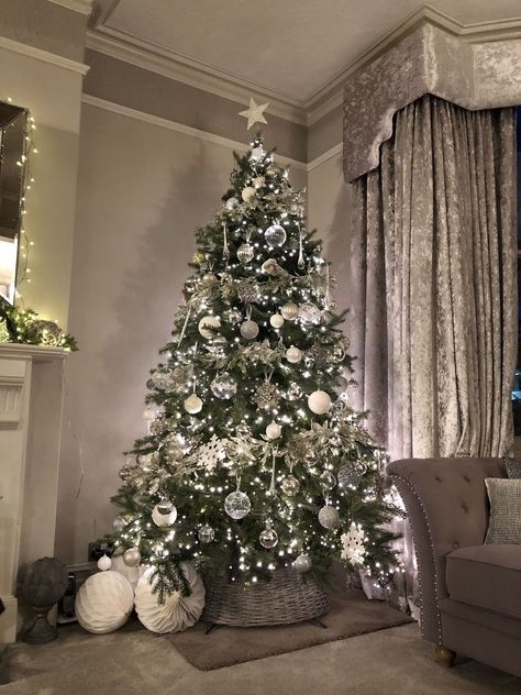 Ideas Decoracion Navidad, Christmas Tree Inspo, White Christmas Tree Decorations, Silver Baubles, Silver Christmas Decorations, Christmas Tree Decorating Themes, Elegant Christmas Trees, Silver Christmas Tree, Christmas Tree Inspiration