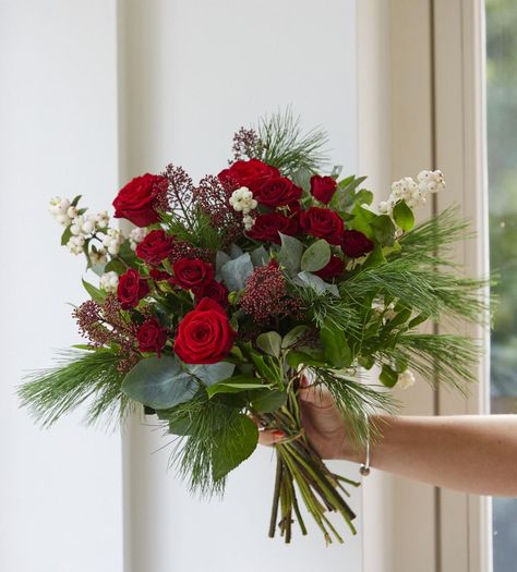 Christmas Flower Arrangements Ideas, Flower Arrangements Ideas, Garden With Flowers, Winter Flower Arrangements, Holiday Bouquet, Winter Floral Arrangements, Winter Centerpieces, Christmas Bouquet, Christmas Flower Arrangements