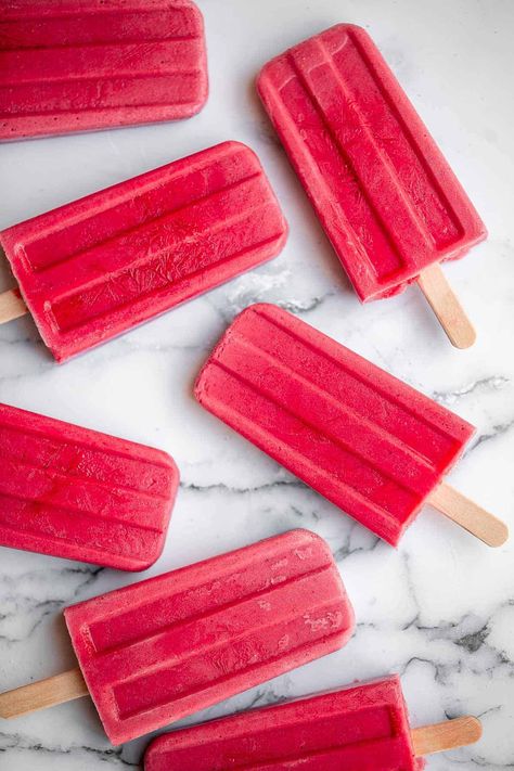 Homemade Strawberry Popsicles, Strawberry Ice Lollies, Best Strawberry Recipes, Strawberry Yogurt Popsicles, Lemonade Popsicles, Strawberry Frozen Yogurt, Homemade Strawberry Lemonade, Strawberry Popsicles, Homemade Strawberry Sauce