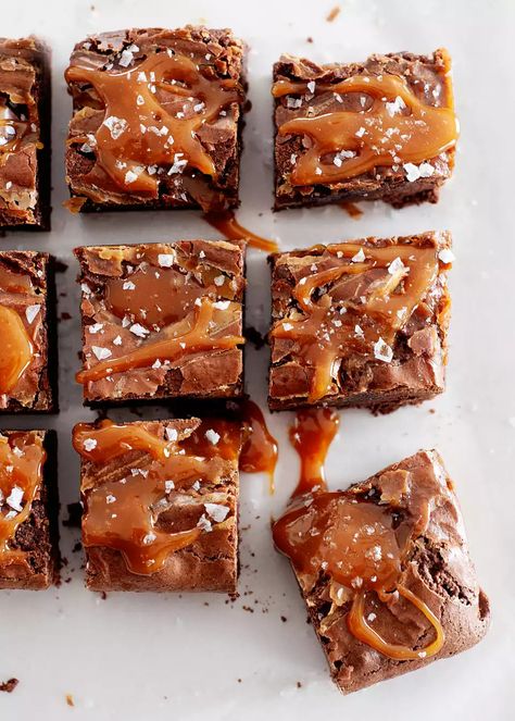 Brownies Caramel, Caramel Brownies Recipe, Swirl Brownies, Chewy Brownies, Homemade Caramel Sauce, Caramel Brownies, Best Brownies, Caramel Recipes, Homemade Caramel