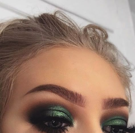 28 Smokey Eyes Ideas For You To Try Out - Page 6 of 6 - Inspired Beauty Machiaj Smokey Eyes, Green Eye Makeup, Cool Makeup, Makeup Charts, Makeup Materials, Smokey Eye Makeup Look, Green Smokey Eye, Makeup Sephora, Makeup Tip