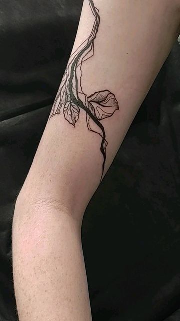 Kelsey Brown on Instagram: "Aspen leaves and abstract make for a good day. Thank you for your trust in this design!" Birch Leaves Tattoo, Aspen Leaves Tattoo, Abstract Leaf Tattoo, Abstract Leaves Tattoo, Abstract Plant Tattoo, Aspen Leaf Tattoo, Aspen Tattoo, Leaves Tattoo, Browning Tattoo