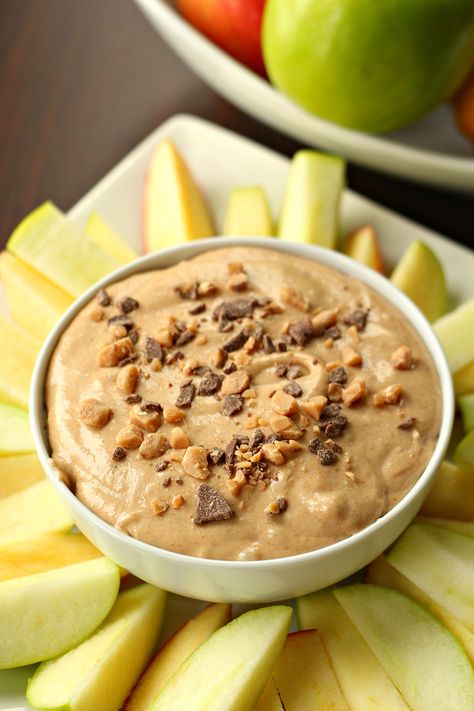 Caramel Apple Butter Dip | Six Sisters' Stuff This creamy dip is perfect to serve with sliced apples or even graham crackers and vanilla wafer cookies. Top the dip off with some toffee bits and you will be in apple heaven. It's the perfect way to put all your fall apples to use. You won't be able to get enough of this dip. #applebutter #caramel #diprecipes #fallrecipes #sixsistersrecipes Caramel Apple Butter, Dill Dip Recipes, Best Apple Desserts, Peanut Butter Dip, Six Sisters Stuff, Apple Dessert, Butter Toffee, Toffee Apple, Apple Dip