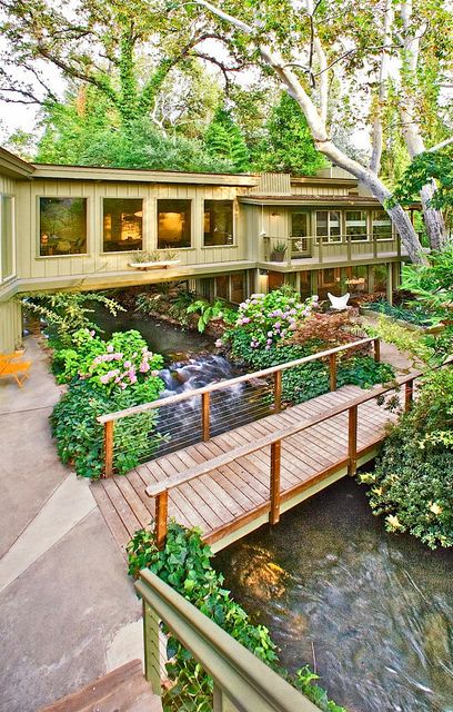 Kaweah Falls: A River running through it and under the dining room! Designed by Frank Lloyd Wright's student, Frank Robert, Kaweah Falls is a modern rustic retreat home tucked away at the base of the Sequoia National Park in the cozy Sierra Nevada mountain town of Three Rivers, CA. Kaweah Falls has 4 private bedrooms, each with it’s own en suite bathroom—and river views from every room... the Great Escape. River House, A Bridge, Residential Design, Casas De Ensueño, Dream Houses, House In The Woods, Dream Homes, My Dream Home, In The Woods