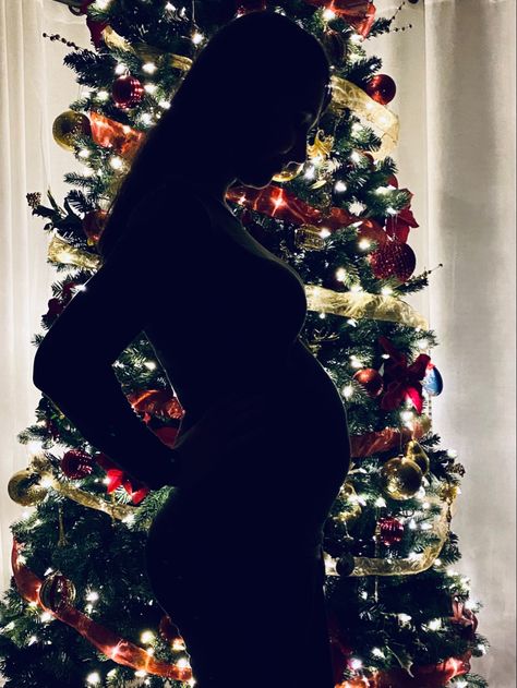 Pregnancy Silhouette, Christmas Pregnancy Photos, Pregnant Christmas, Maternity Silhouette, 25 Weeks Pregnant, Moana Bebe, Christmas Silhouette, Christmas Tree Silhouette, Baby Cubs