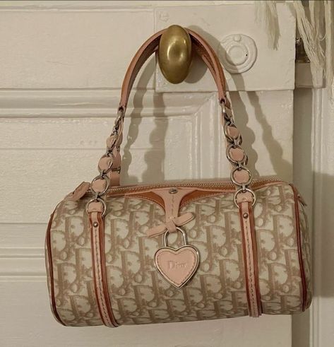 amor on Twitter: "this Dior duffel bag is so me https://t.co/utmAyFFhuL" / Twitter Pink Aesthetic Purse, Dooney And Bourke Aesthetic, Aesthetic Purses And Bags, Dior Girl, So Me, Girly Bags, Luxury Purses, Fancy Bags, Pretty Bags