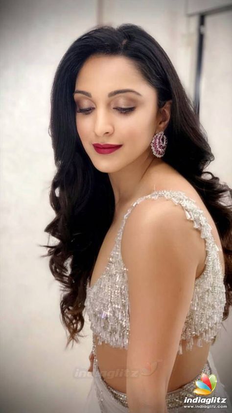 Indian Navel, Bollywood Cinema, Bollywood Photos, Kriti Sanon, Malayalam Actress, Kiara Advani, Indian Fashion Dresses, Movie Reviews, Actress Photos